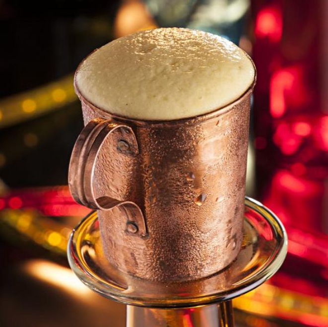 Curitiba Mule é uma releitura do clássico Moscow Mule: leva cachaça no lugar da vodca. O drinque criado por Diego Bastos (Officina Restô Bar) vem no copo de cobre com espuma de tangerina (R$ 27). Foto: Alexandre Mazzo/Gazeta do Povo
