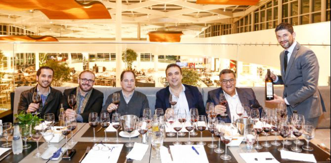 Gilson Garrett Jr., Avelino Zanetti, João Manuel Garcia, João Palhinha, Guilherme Rodrigues e o sommelier Vinícius. Foto: Hugo Harada/Gazeta do Povo