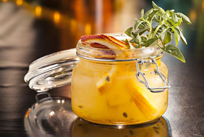 Canarinha, caipirinha de frutas amarelas (pêssego, laranja e maracujá), do Lukinhas Siqueira, do +55 (a partir de R$ 28). Foto: Alexandre Mazzo/Gazeta do Povo