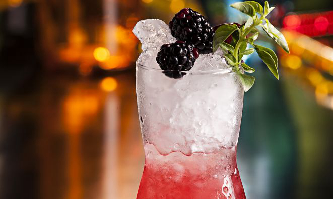 My Selfie, drink feito com vodca, shrub de amora, framboesa e mirtilo, xarope de açúcar queimado e bitter de laranja. Com essa criação, o bartender Lukinhas Siqueira, do +55, foi vencedor do concurso nacional Cocktail Journey 2015. Foto: Alexandre Mazzo/Gazeta do Povo