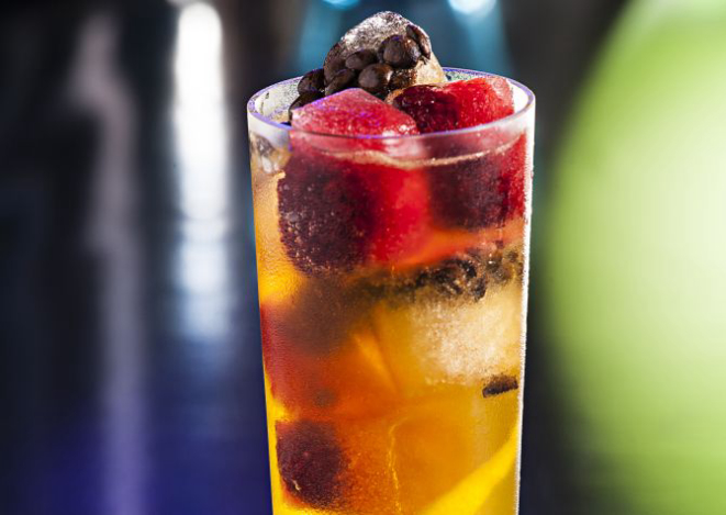 Great Sheridan’s Choice, do bartender Renato Faro, leva vodca, xarope de maçã verde, xarope de tangerina, limão siciliano, Tabasco, prosecco e gelo com grãos de café (R$ 24,90). Foto: Alexandre Mazzo/Gazeta do Povo