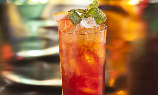 Bolle & Amaro, feito com licor amargo, suco de limão, espumante e finalizado com fatia de laranja, hortelã e noz -moscada. É opção do Bar Bom Gourmet La Varenne (R$ 12). Foto: Alexandre Mazzo/Gazeta do Povo