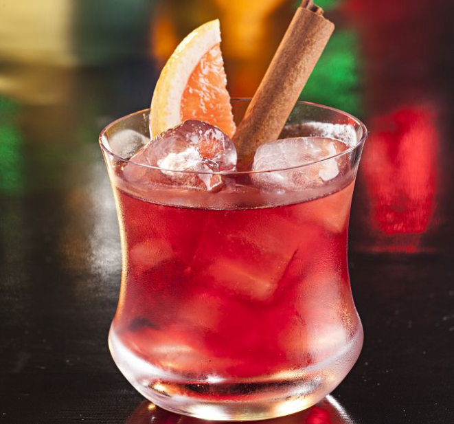 Le Rose Voile, preparado por Vinicius Serikyaku, leva rum envelhecido, vinho tinto, maple syrup, angostura e suco de limão taiti. O drinque é uma criação do premiado bartender Zulu. No Bar Bom Gourmet La Varenne por R$ 20. Foto: Alexandre Mazzo/Gazeta do Povo