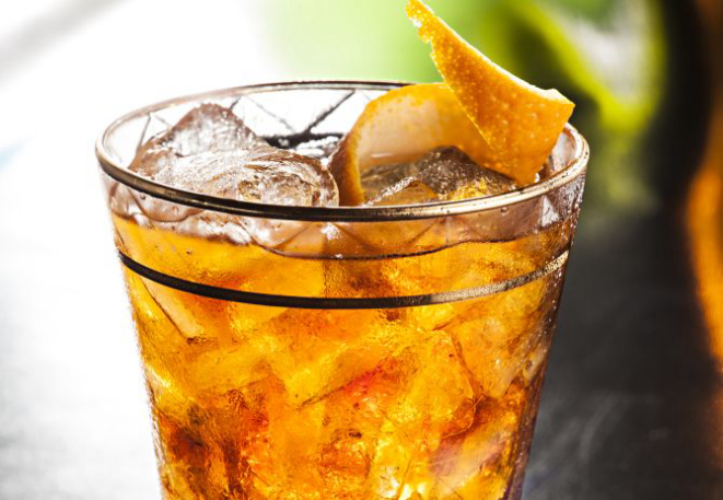 Title Fight por Rafael Oliveira, do Le Voleur de Vélo, feito com cachaça, licor chambord, vermute rosso e água de flor de laranjeira. Envelhecido por três semanas em barrica de carvalho francês (R$ 30). Foto: Alexandre Mazzo/Gazeta do Povo