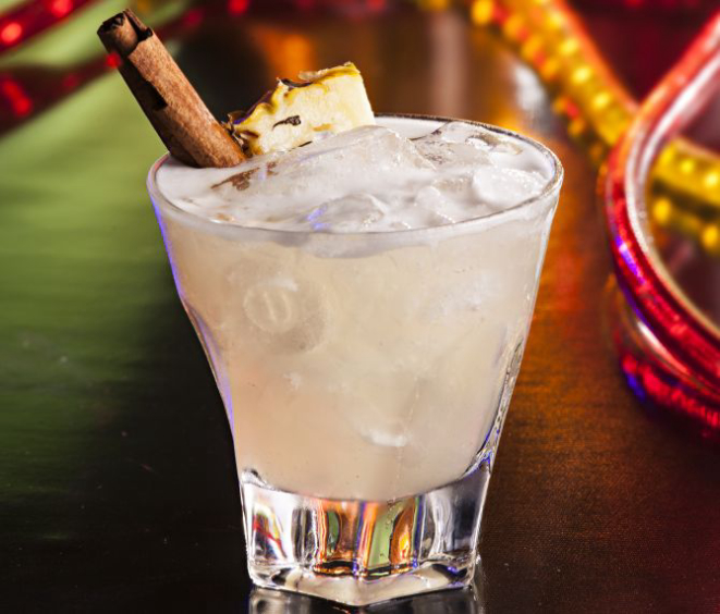 Elle Canelle, feito com cachaça, abacaxi cozido com canela e limão siciliano, por Rafael Oliveira, do Le Voleur de Vélo (R$ 20). Foto: Alexandre Mazzo/Gazeta do Povo