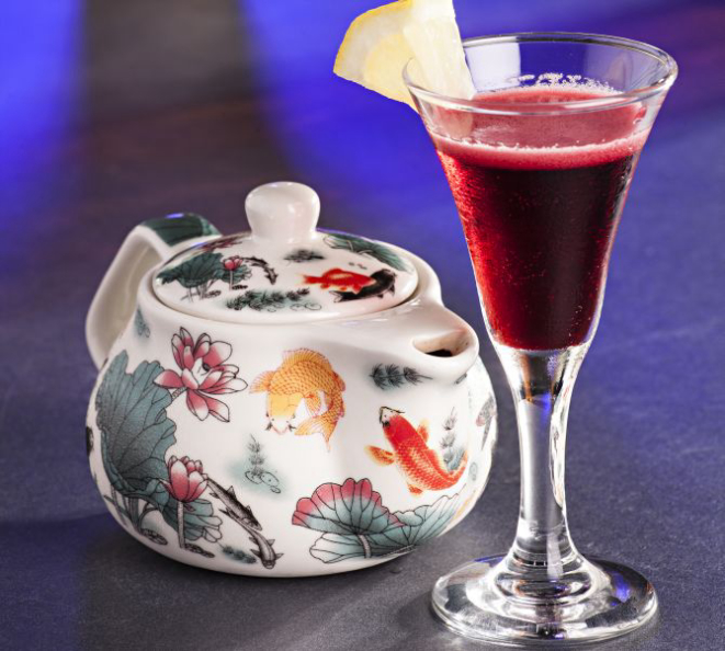 Fianchetto , do Igor Bispo, com vodca citron, bitters, xarope de hibisco e creme de aceto balsâmico, é apresentado num bule e servido numa minitaça (R$ 28). Foto: Alexandre Mazzo/Gazeta do Povo