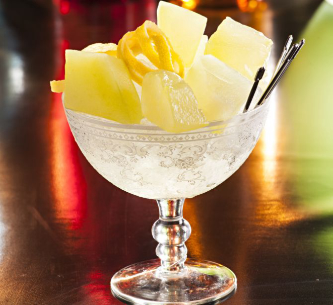 Releitura de Japanese Slipper por Igor Bispo. Preparado na máquina a vácuo, a vodca e o licor de melão são absorvidos pelo melão cortado em cubos. No Tiger Cocktails, R$ 32. Foto: Alexandre Mazzo/Gazeta do Povo