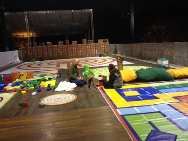 Fernando Rosenbaun trouxe a filha Cloe de 2 anos para se divertir no espaço kids. Ele disse que prefere lugares que tenha esse serviço. Foto: Priscila Bueno/Gazeta do Povo