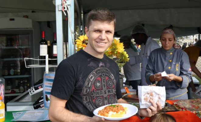 Fábio de Oliveira, joalheiro, pela primeira vez na feira Alto Juvevê. Foto: Ivonaldo Alexandre/Gazeta do Povo