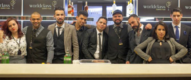 Diego Bastos (Officina Restô Bar), terceiro da esq., e Igor Bispo (Tiger Cocktails), terceiro da dir., estão entre os dez melhores bartenders do Brasil. Foto: Divulgação