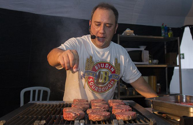 Paulo Sabbag prepara o hamburger gourmet
