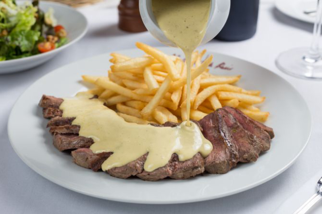 O noix d’entrecôte é coberto por um molho que leva 21 ingredientes. Foto:Diego Pisante/Gazeta do Povo