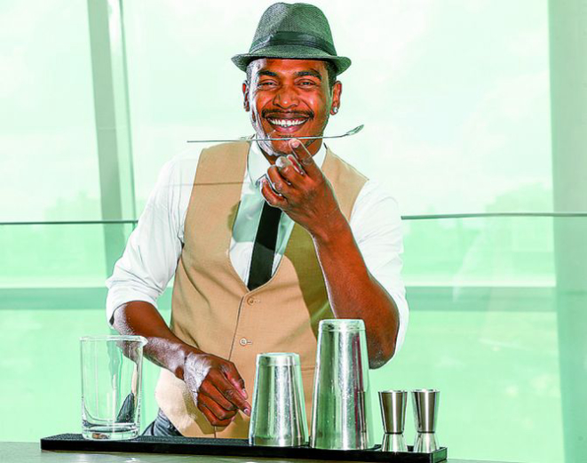 Mixologista Zulu. Foto:Hugo Harada/Gazeta do Povo