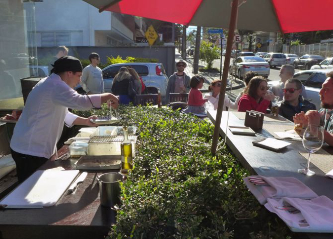 Aos últimos sábados do mês o Olivença serve pratos portugueses em frente ao restaurante. Foto: Divulgação