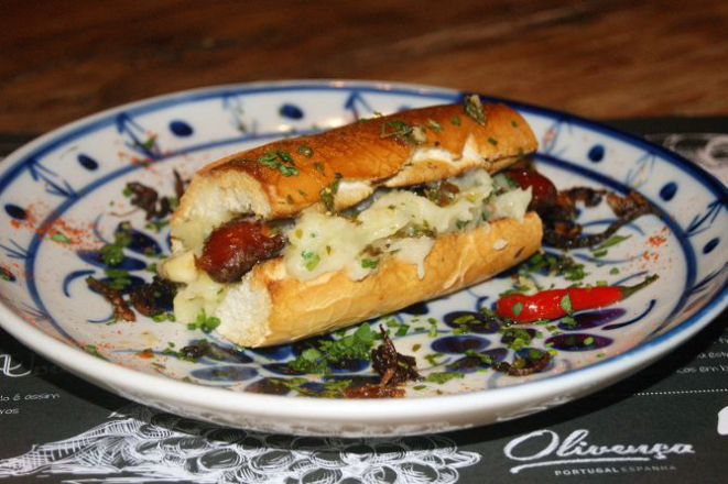 Pan con chorizo, um dos pratos servidos no Comida na Calçada, projeto mensal do Olivença Restaurante. Foto: Divulgação
