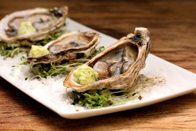 Ostras Ponzu são servidas com espuma de wasabi (R$ 21 para 6 unidades). Foto: Priscila Fiedler/Divulgação