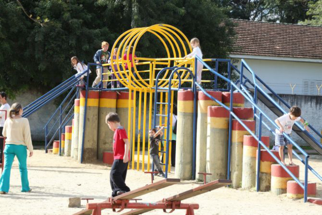 Praça Mario Eppinghaus tem quadra esportiva, sombra de árvores e um parque para as crianças. Foto: Ivonaldo Alexandre/Gazeta do Povo