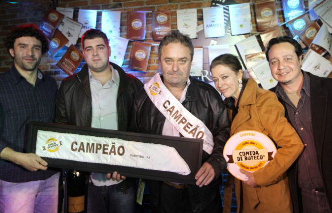 Os donos do Casa Velha Aluizio Fernando Mickosz (ao centro), a esposa Rosane M. Bazanella e o filho João Augusto Bazanella, com os organizadores do concurso Filipe Pereira (de xadrez) e André Bezerra. Foto/Franklin de Freitas/Divulgação.