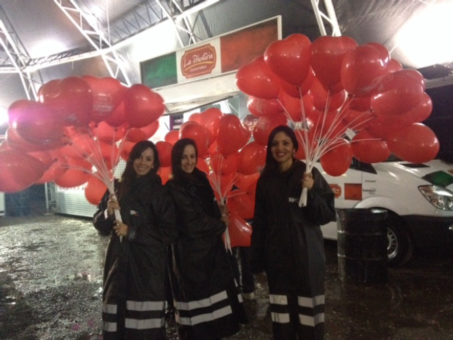Apaixonados ganharam balões em formato de coração dentro da ação "Não há nada mais lindo..." da RPC TV durante o Parada Truck. Foto: Priscila Bueno/Gazeta do Povo