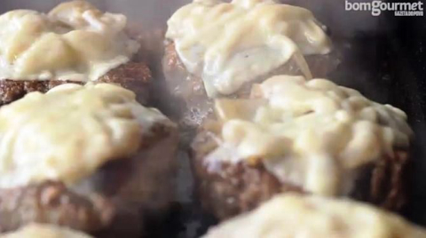 Hambúrgueres de cordeiro e costela são servidos no Parada Truck