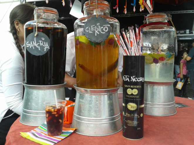 O carrinho do Pata Negra serve sangria (com vinho tinto) e clericó (com vinho branco), bebidas típicas da Espanha feitas com canela, anis, licor, conhaque, maçã, pêra, limão e laranja. Cada copo custa R$ 15 (500 ml). Logo mais, quando a temperatura começar a cair, será servido também o vinho quente. Foto: Raphaella Requião/Gazeta do Povo
