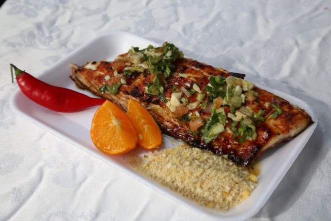 Tainha na brasa do chef Ricardo Martins. Foto: Ivonaldo Alexandre/Gazeta do Povo