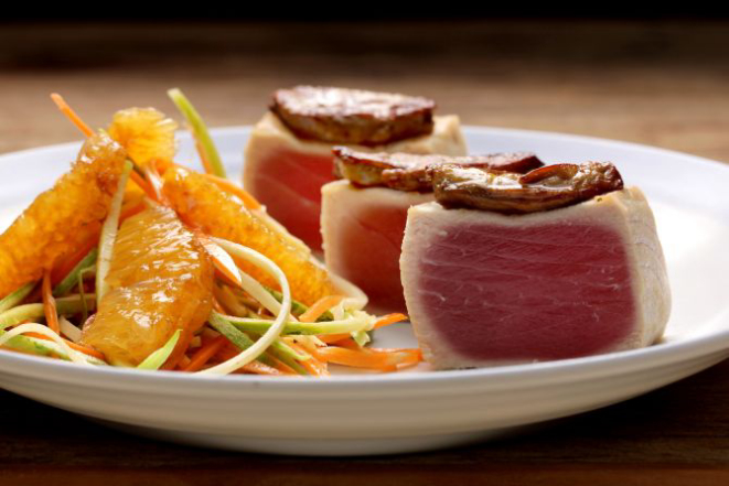 The Tuna: atum selado com mel de laranjeira, foie gras, linguine de pupunha e laranja confit. A porção é individual e custa R$ 70. Foto:<br>Guilherme Alves/Divulgação