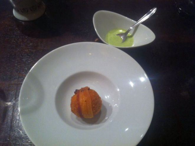 Tiger Bomb: porção de seis bolinhos de batata recheados com parmesão e envoltos no bacon. Essa é a versão degustação. Foto: Andrea Torrente/Gazeta do Povo.