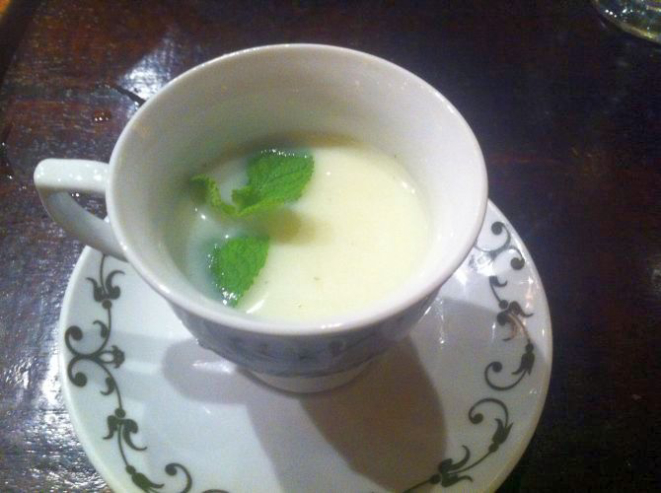 Tzaziki é uma criação ousada: feito com gim Hedrick's, iogurte, pepino, azeitona, hortelã e uma pitada de sal. Ele é servido na xícara. Foto: Andrea Torrente/Divulgação.