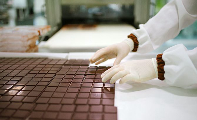 As fábricas de chocolates da região fazem altos investimentos para alcançar um padrão de qualidade internacional. Foto: Ana LeFoose/Divulgação