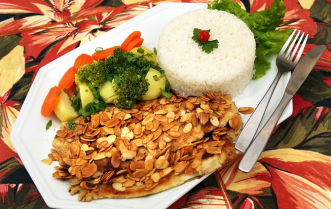 O prato Vô Leopoldo do Burghezia Bar e Restaurante, em Pontal do Paraná, pode levar congro ou salmão. Foto: Divulgação