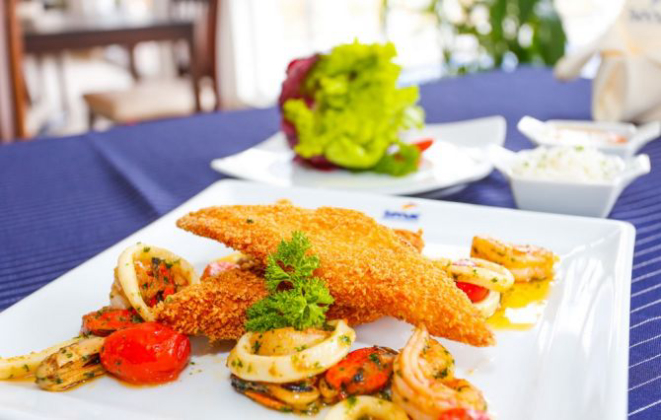 Filé de linguado com frutos do mar pode ser servido em porção para uma ou duas pessoas no restaurante Farol das Conchas, em Matinhos. Foto: Divulgação