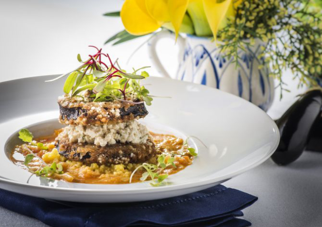 A berinjela em crosta de pistache é servida no Mahatma Gourmet com tagine de tomate e alcachofra temperado com cardamomo. Foto: Leticia Akemi/Gazeta do Povo
