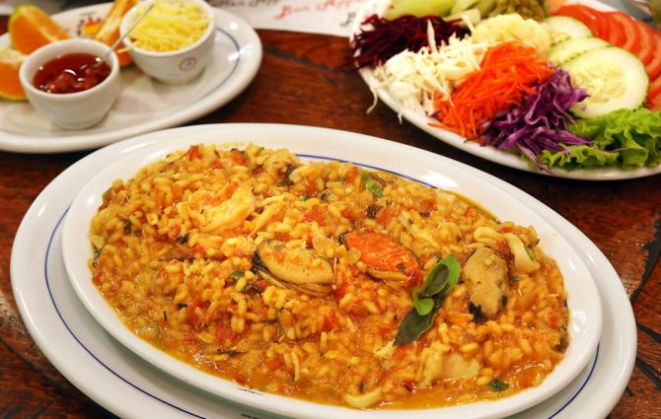 Risoto de frutos do mar do restaurante Mar & Sol serve duas pessoas. Foto: Divulgação