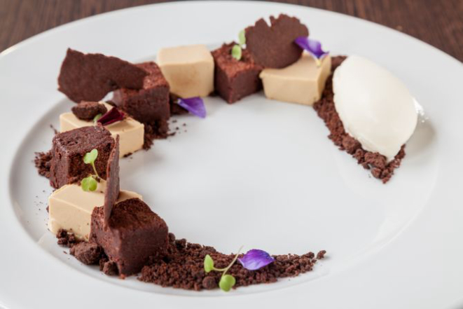 Brownie de chocolate com mousse de café e sorvete de leite (R$ 32). Foto: Fernando Zequinão/Gazeta do Povo