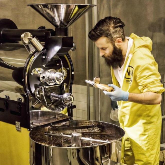 Na cafeteria turca, as maquinas para torrar o café lembram o equipamento utilizado no filme para produzir a metanfetamina e os baristas vestem macacões amarelos como os protagonistas da série. Foto: Reprodução Facebook.