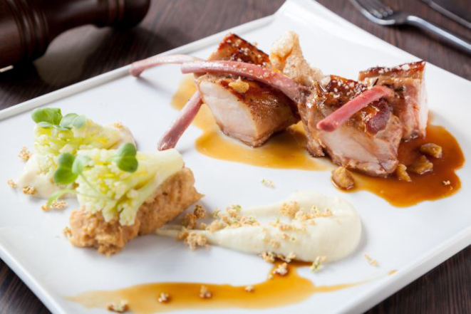 Carré de leitão acompanhado de couve-flor em quatro texturas