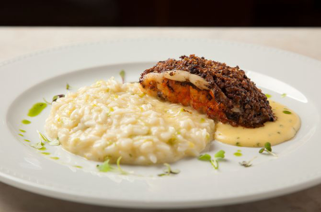 Cavaquinha recheada com cogumelos e risotto de alho poró ao molho hollandaise (R$ 98). Foto: Vanessa Kosop/Divulgação.