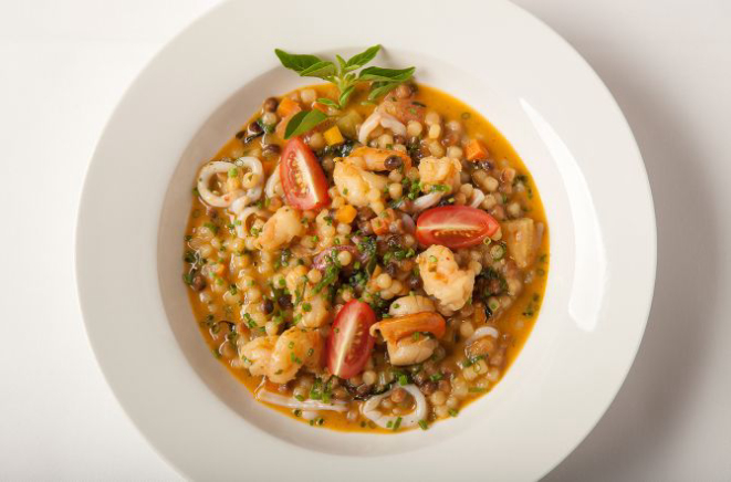 Fregula, massa de semola, com frutos do mar (R$ 69). Foto: Vanessa Kosop/Divulgação.