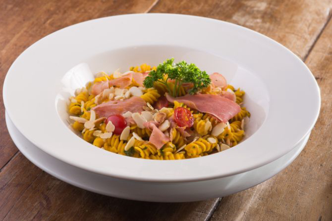 Fusilli ao creme de abóbora com presunto cru e amêndoas e do tagliatelle ao pomodoro com fonduta de queijos e pesto. Foto: divulgação.