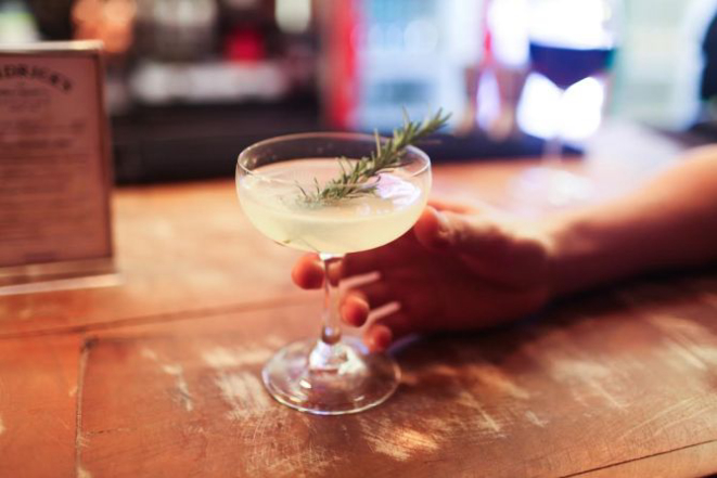 Ophelia: Hendrick’s, Marie Brizard Romarin (licor de alecrim), xarope de e limão siciliano, do bartender do Officina, Diego Bastos. Foto: Fernanda Pompermayer/Divulgação