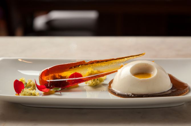 Panna cotta de lichia com chá branco e coulis de maracujá (R$ 29). Foto: Vanessa Kosop/Divulgação.