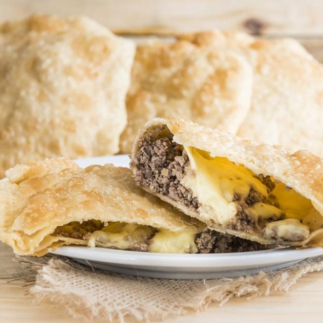 Pastel de carne com queijo da Pastelaria Juvevê. Foto: Leticia Akemi/Gazeta do Povo