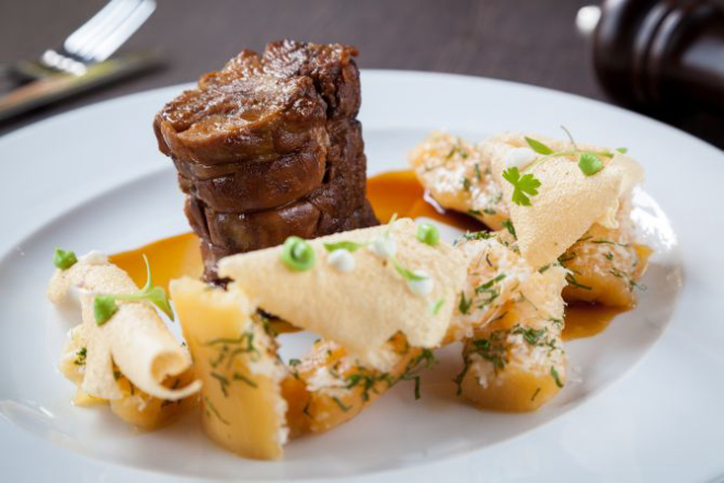 Pescoço de cordeiro com madioca e chip de mandioca. Foto: Fernando Zequinão/Gazeta do Povo