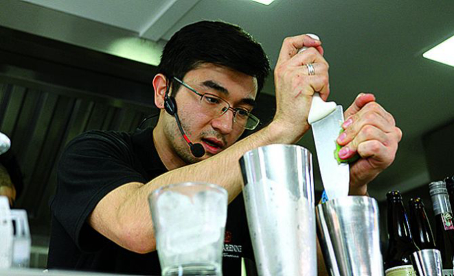Três drinks foram apresentados pelos bartenders. Na foto, Vinícius Serikyaku do Bar Bom Gourmet La Varenne. Foto: Paulo Lisbôa/Gazeta do Povo