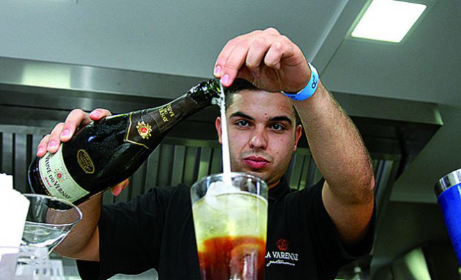 Willian Diego Lorente, do Bar Bom Gourmet La Varenne prepara um drink. Foto: Paulo Lisbôa/Gazeta do Povo