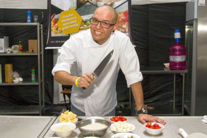 O chef Diego de Mello ensinou risoto de tomate seco na Pixel Dome. Foto: Paulo Lisbôa/Gazeta do Povo