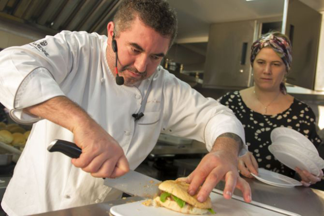 A aula-show do chef Ivo Lopes, do La Varenne: hambúrguer de javali. Foto: Paulo Lisbôa/Gazeta do Povo