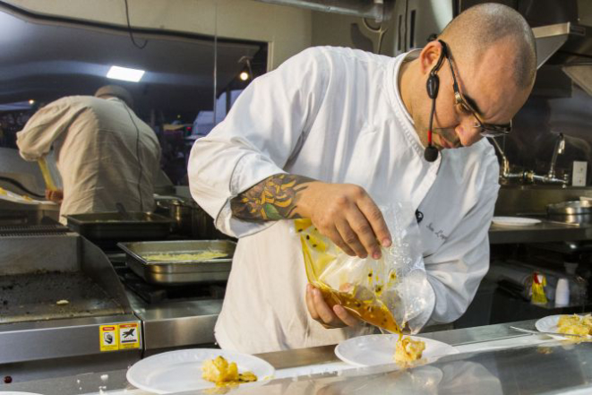 O chef Ivan Lopes, do Mukeka, preparou cocada de forno com geleia de maracujá. Foto: Paulo Lisbôa/Gazeta do Povo