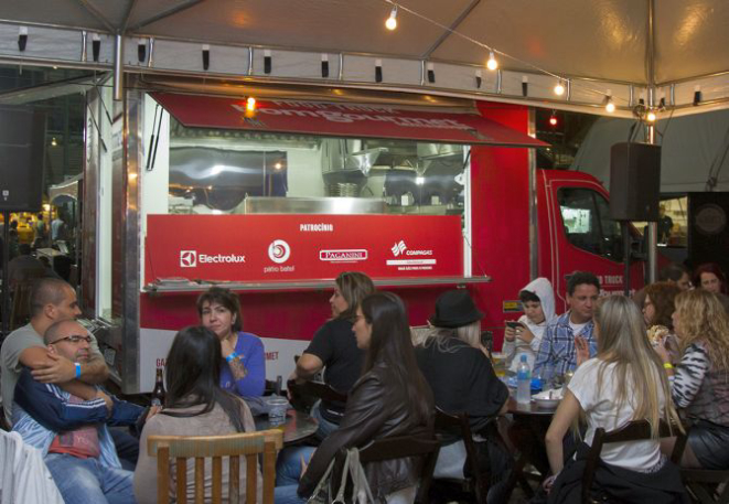 No truck Bom Gourmet, que fez sua estreia no evento, foram realizadas aulas-shows com chefs e bartenders. Foto: Paulo Lisbôa/Gazeta do Povo